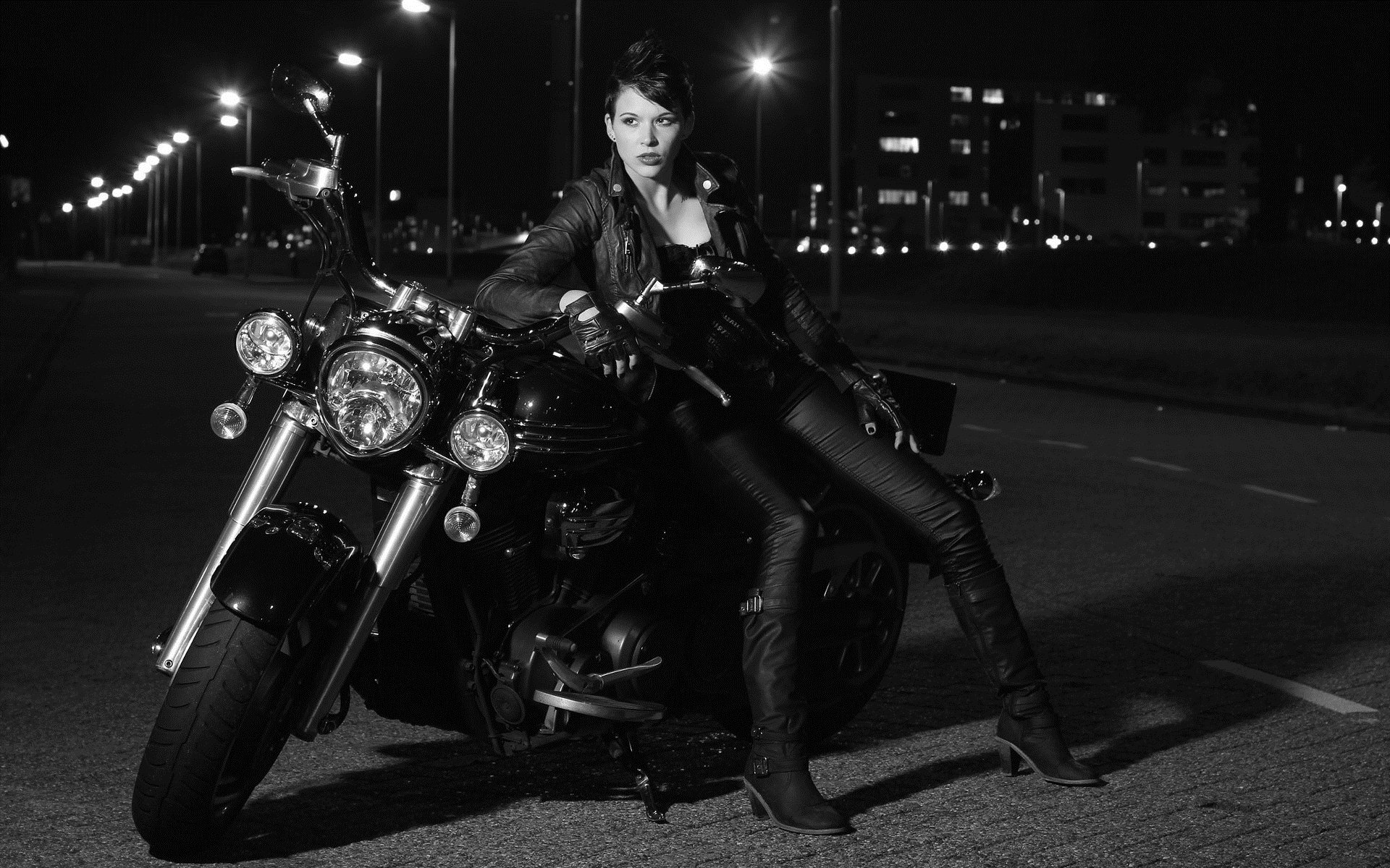 Photo Beautiful girls and motorcycles in Erbil