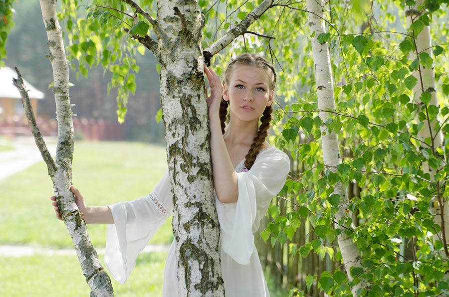 Women in Slavic costumes in Erbil