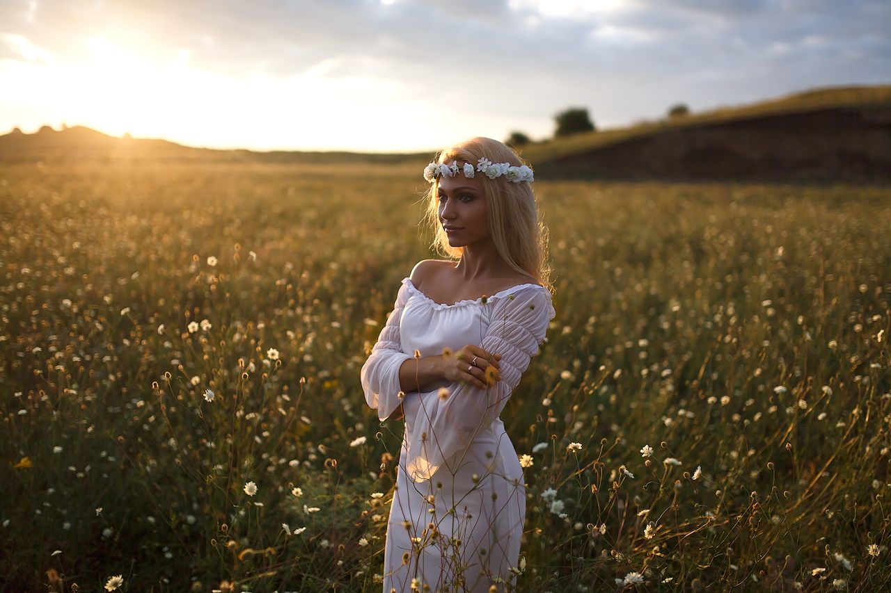 Girls in Slavic costumes in Erbil